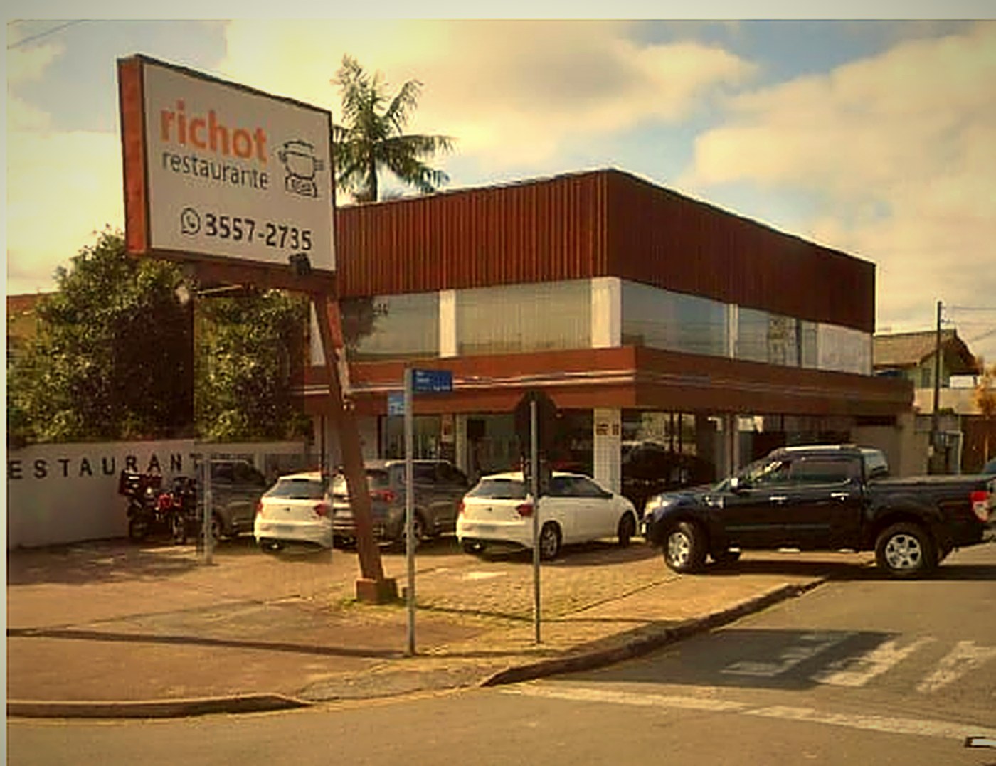 Fachada do Richot na esquina da Avenida Jacob Macanhan